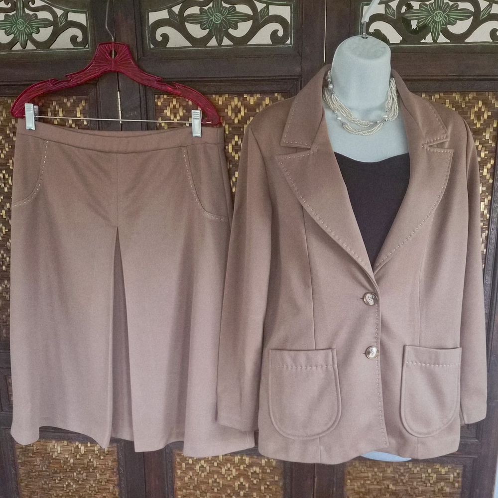 Vintage Elegant Tan Blazer and Skirt Set